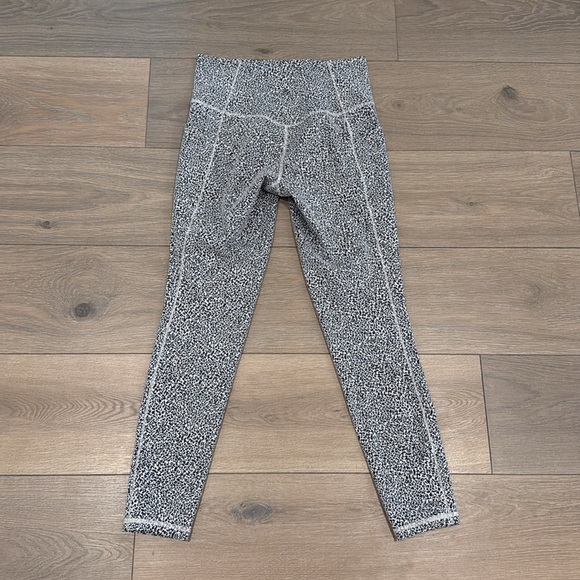 ATHLETA White Black Salutation Stash II‎ Pocket Textured 7/8 Tight Leggings ST - Picture 3 of 14